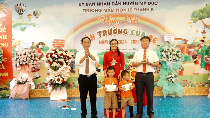 Ông Đỗ Trung Hai, Phó Bí thư Thường trực Huyện ủy Mỹ Đức, đánh trống khai giảng năm học mới và cùng lãnh đạo xã Lê Thanh tặng quà cho cô và trò Trường mầm non Lê Thanh B.