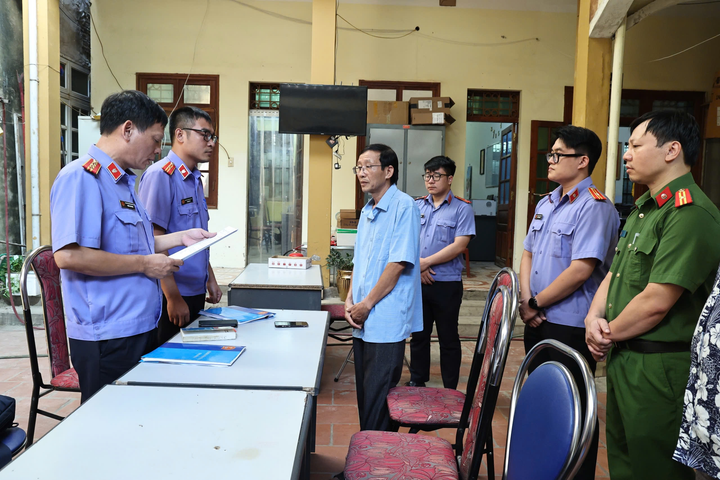 Cơ quan điều tra VKSND tối cao tống đạt quyết định khởi tố bị can, lệnh bắt bị can để tạm giam đối với Mai Đức Hùng.