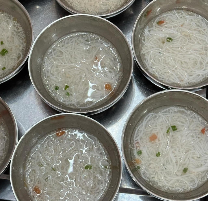 Những bát bún chan nước lọc do phụ huynh chụp được. (Ảnh: PHCC)