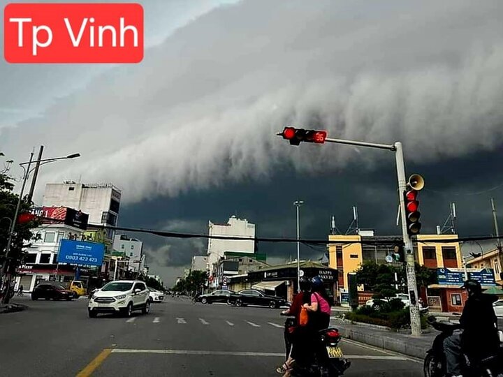 Nhiều người dân bàng hoàng khi nhìn thấy mây đen bao phủ bầu trời ở TP Vinh.