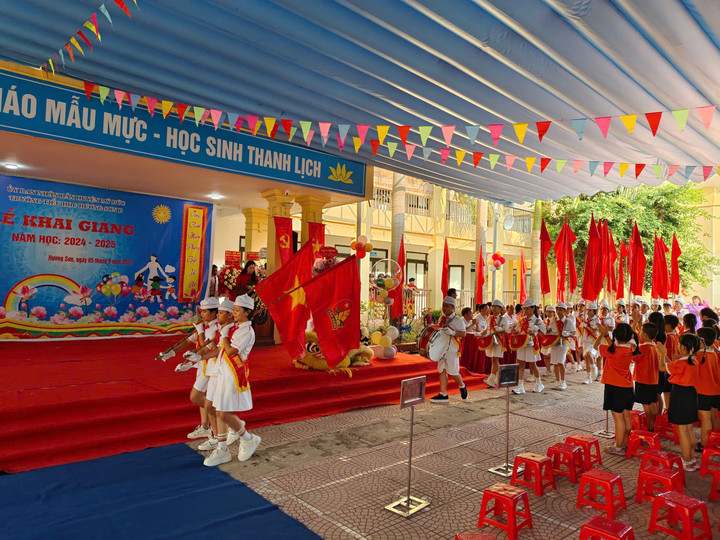 Nghi thức diễu hành đón học sinh đầu cấp của trường tiểu học Hương Sơn B.