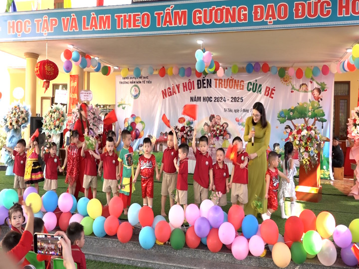 Các em nhỏ Trường mầm non Tế Tiêu (huyện Mỹ Đức, HN) háo hức trong ngày khai giảng.