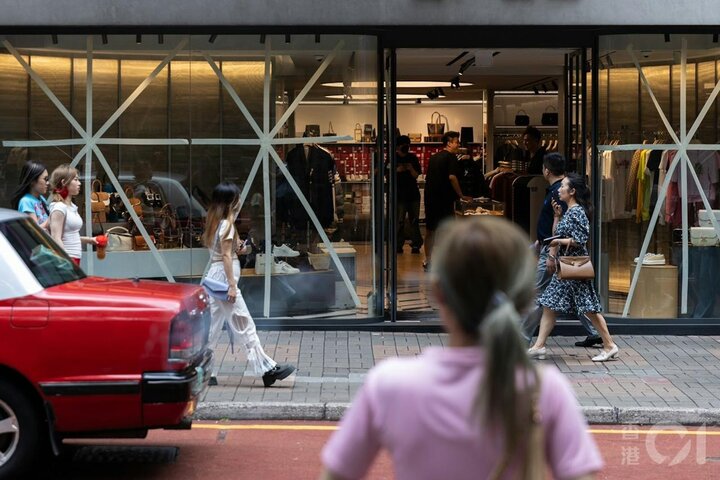 Tại Tsim Sha Tsui, Hong Kong (Trung Quốc), nhiều cửa hàng cũng dán băng dính gia cố cửa kính và cửa ra vào trước khi siêu bão Yagi đổ bộ. (Ảnh: HK01)