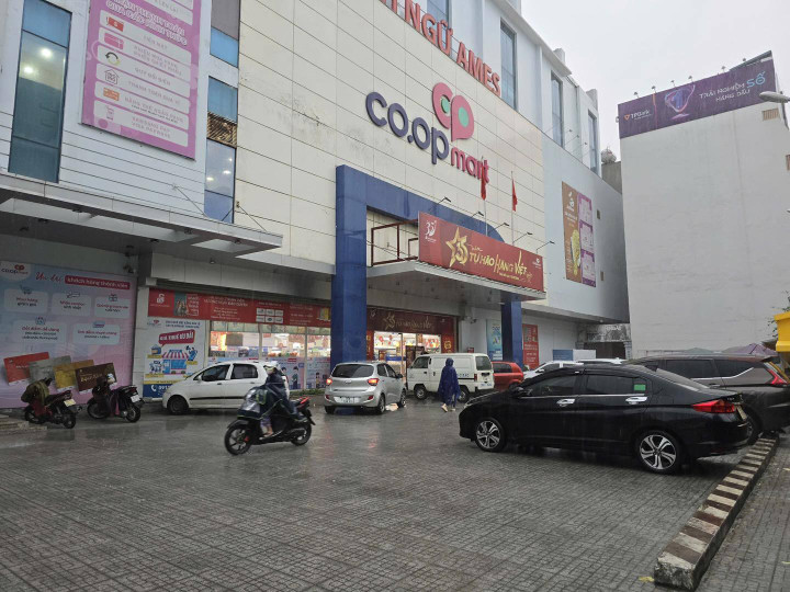 Co.opmart đảm bảo hàng hóa, an toàn cho khách hàng ngày mưa bão.