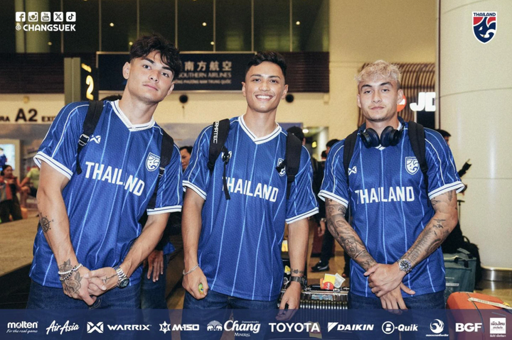Đội tuyển Thái Lan có mặt tại sân bay Nội Bài. Nguồn: CHANGSUEK
