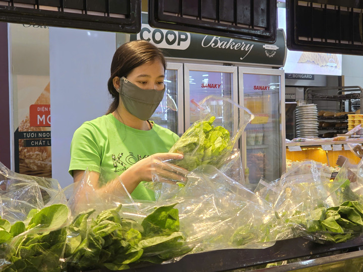 Khách hàng chọn thực phẩm tại Co.opmart Thanh Hóa.