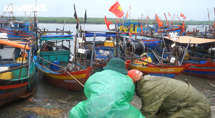 Tính đến trưa 6/9, 3.056 phương tiện tàu thuyền đánh bắt trên biển với 9.740 lao động của tỉnh Hà Tĩnh đã nắm được thông tin về bão số 3 và đã vào nơi tránh trú hoặc di chuyển ra khỏi vùng ảnh hưởng của bão.