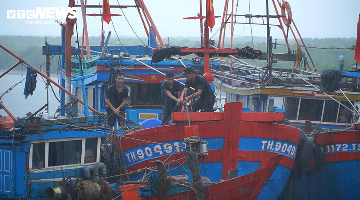 Tại các cảng cá và khu neo đậu tránh trú bão trên địa bàn tỉnh Hà Tĩnh hiện có 474 tàu thuyền đang neo đậu. Ban quản lý các cảng đã phối hợp với chính quyền địa phương và Bộ đội Biên phòng kiểm tra, kiểm soát và sắp xếp các tàu cá vào neo đậu an toàn.