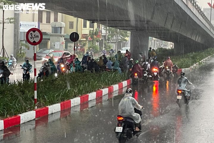 Nhấn vào ảnh để phóng to Do ảnh hưởng bão số 3, nhiều nơi trong đất liền mưa lớn.