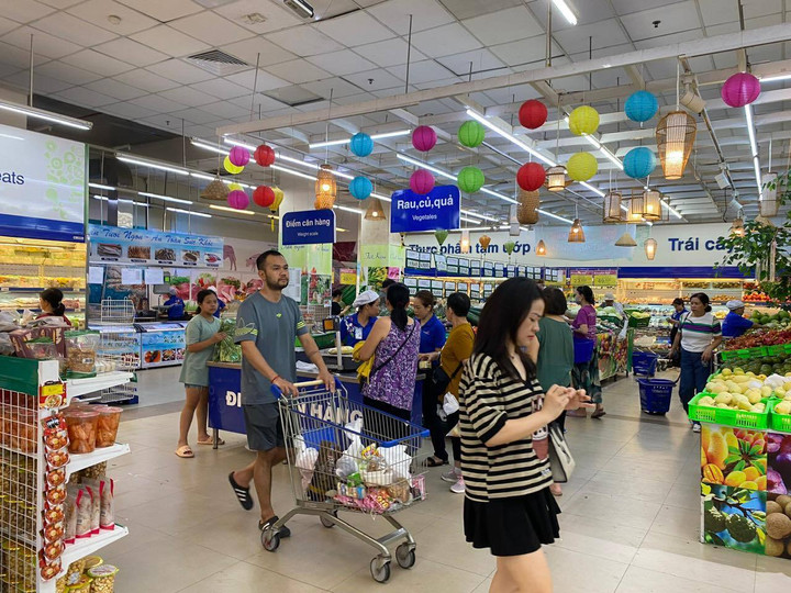 Khách mua hàng tại Co.opmart Hải Phòng.