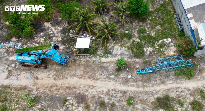 Các trang thiết bị, máy móc phục vụ dự án nằm ngổn ngang, gỉ sét vì phơi nắng mưa.