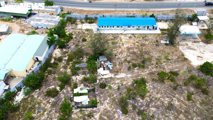 Bên trong dự án hoang tàn