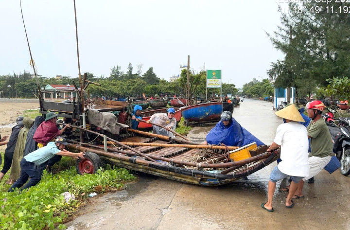 Ngày 6/9, các địa phương trên địa bàn tỉnh Nghệ An bắt đầu xuất hiện mưa kèm theo gió quật mạnh. Trước diễn biến bão số 3, các địa phương ven biển tích cực triển khai phòng chống bão, với tinh thần quyết liệt, khẩn trương. Chính quyền địa phương yêu cầu cấm tàu thuyền ra khơi, yêu cầu vào vị trí neo đỗ, di dời lao động trên tàu lên bờ.