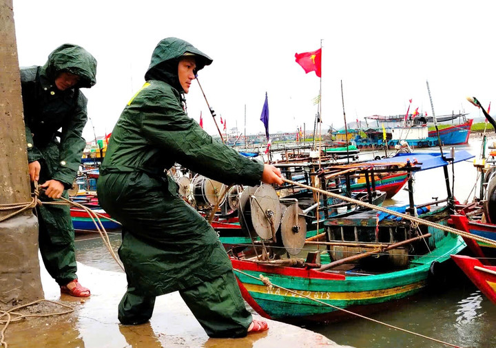 Đồn Biên phòng Quỳnh Phương (huyện Quỳnh Lưu) phối hợp với cấp uỷ, chính quyền địa phương tổ chức neo, chằng, chống tàu thuyền.