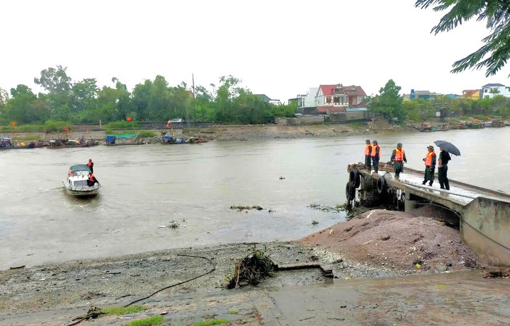 Chính quyền phường Thu Thuỷ (thị xã Cửa Lò) hỗ trợ người dân địa phương đưa thuyền đến nơi an toàn.