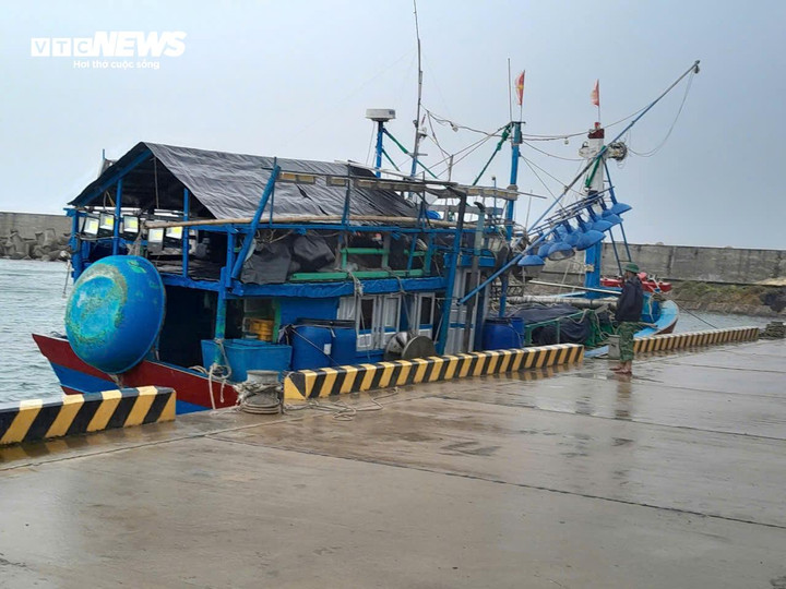 Đồn Biên phòng Cồn Cỏ (Bộ Chỉ huy Bộ đội Biên phòng) Quảng Trị, cho biết đến thời điểm hiện tại, thời tiết có mưa nhỏ, gió nhẹ. Những tàu cá cuối cùng của ngư dân địa phương đang cấp tập di chuyển vào khu neo đậu.