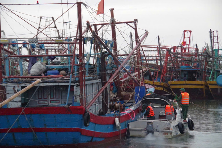 Đồn Biên phòng Triệu Vân (Quảng Trị) chủ động triển khai đồng bộ các biện pháp tuyên truyền, kiểm tra, kiểm soát, kêu gọi, bố trí sắp xếp cho 196 tàu với 448 thuyền viên nội tỉnh; 52 tàu với 390 thuyền viên ngoại tỉnh vào bờ an toàn. Đơn vị cũng phối hợp với địa phương sẵn sàng các phương án phòng chống bão lụt, bảo đảm an toàn người, tài sản.