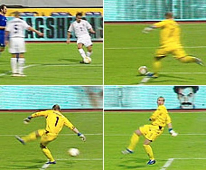 Robinson mắc sai lầm như Đặng Văn Lâm.