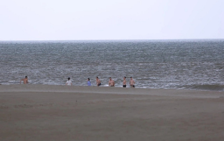 Bãi biển Sầm Sơn mây đen vần vũ, mưa lớn nhưng du khách vẫn bất chấp nguy hiểm ra tắm biển.