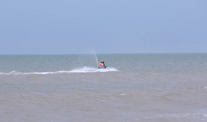 Du khách phóng cano lao ra biển Sầm Sơn.