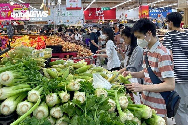 TRỰC TIẾP: Siêu bão Yagi chưa đổ bộ, Hà Nội đã mưa lớn, cây đổ đè chết người - Ảnh 20.