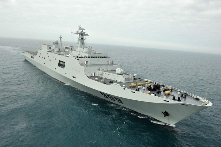 Tàu đổ bộ tấn công Type 071.