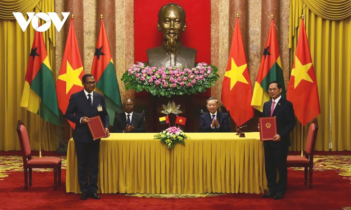 Tổng Bí thư, Chủ tịch nước Tô Lâm và Tổng thống Bissau Umaro Sissoco Embaló chứng kiến ký kết các văn kiện hợp tác giữa Bộ Ngoại giao hai nước