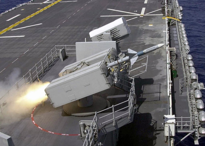 Tên lửa RIM-7 Sea Sparrow trên tàu sân bay.