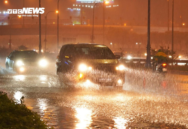 Thời tiết TP.HCM hôm nay 6/9, có mưa rào nhiều nơi, rải rác mưa vừa và dông, có nơi mưa to.