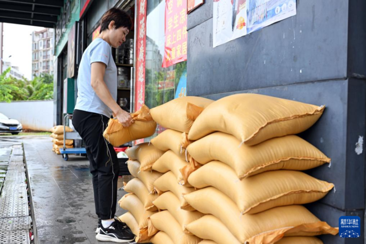 Một thương gia ở thành phố Hải Khẩu, Hải Nam, chuẩn bị những bao cát chống lụt. (Ảnh: Tân Hoa Xã)