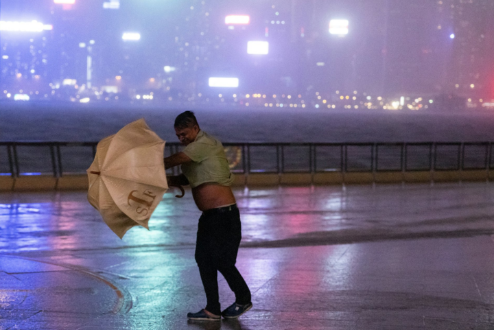 Siêu bão Yagi đổ bộ vào Hong Kong lúc 18h20 ngày 5/9, ảnh hưởng đến giao thông đường biển, đường bộ và đường hàng không. (Ảnh: HK01)