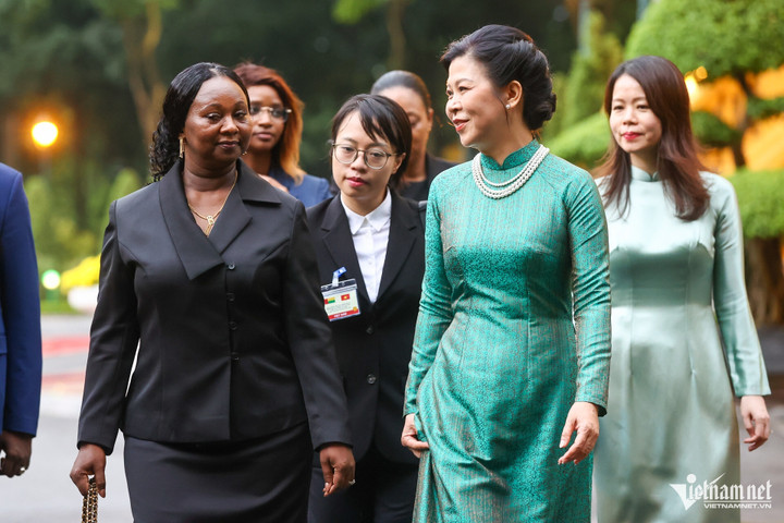 Phu nhân Ngô Phương Ly và Phu nhân Dinisia dos Reis Embaló đi bộ từ Phủ Chủ tịch sang Nhà Tre để thưởng trà.
