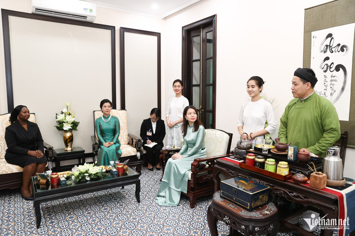 Hai Phu nhân nghe nghệ nhân trà Đào Đức Hiếu giới thiệu về trà và văn hóa trà của Việt Nam.