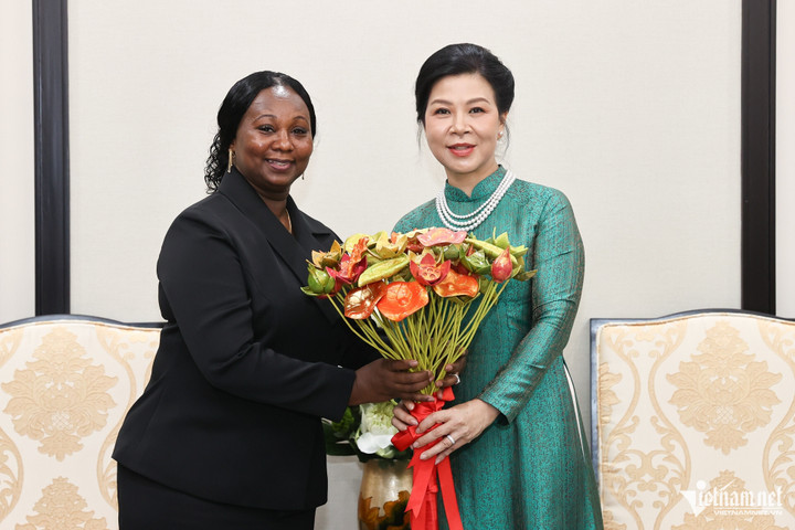 Phu nhân Ngô Phương Ly tặng Phu nhân Dinisia dos Reis Embaló bó hoa sen 51 bông tượng trưng cho 51 năm quan hệ ngoại giao giữa Việt Nam và Guinea-Bissau (1973-2024).