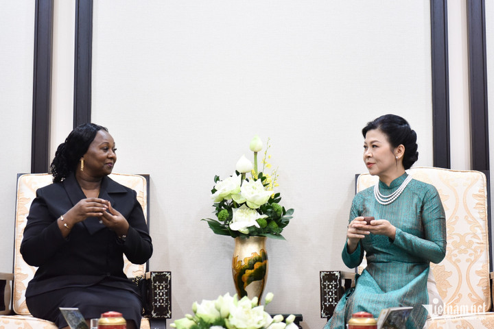 Phu nhân Tổng Bí thư, Chủ tịch nước Tô Lâm, bà Ngô Phương Ly mời Phu nhân Tổng thống Guinea-Bissau Umaro Sissoco Embaló, bà Dinisia dos Reis Embaló dự tiệc trà.