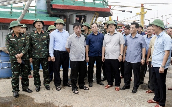 Bộ trưởng Nông nghiệp và Phát triển nông thôn Lê Minh Hoan dẫn đầu đoàn kiểm tra công tác ứng phó với cơn bão số 3 tại tỉnh Nam Định. (Ảnh: VOV.VN)