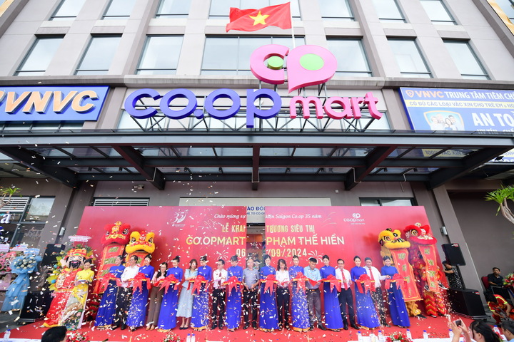 Co.opmart Phạm Thế Hiển chính thức được khai trương. (Ảnh: Quang Định)