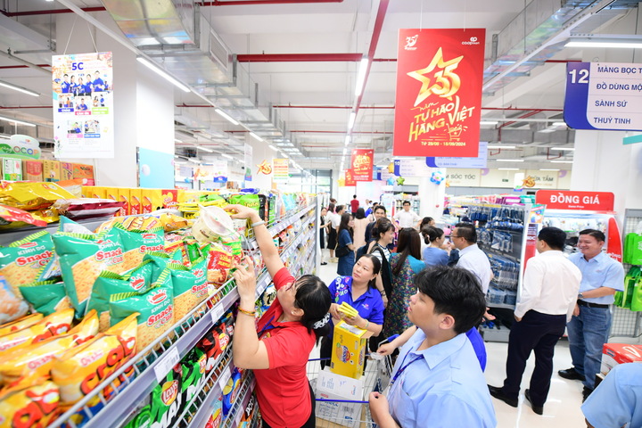 Co.opmart Phạm Thể Hiển nối dài chương trình 35 năm Tự hào hàng Việt cùng hệ thống. (Ảnh: Quang Định)