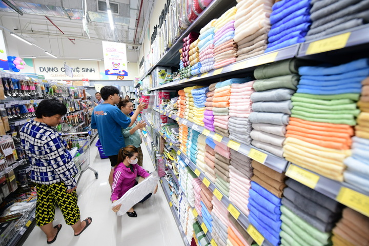 Co.opmart Phạm Thế Hiển kinh doanh đầy đủ các mặt hàng nhu yếu phẩm. (Ảnh: Quang Định)