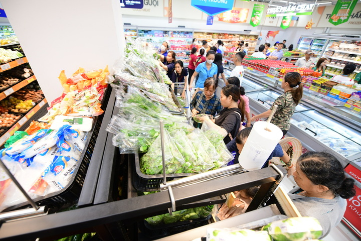 Không khí mua sắm tấp nập ngày đầu khai trương. (Ảnh: Quang Định)
