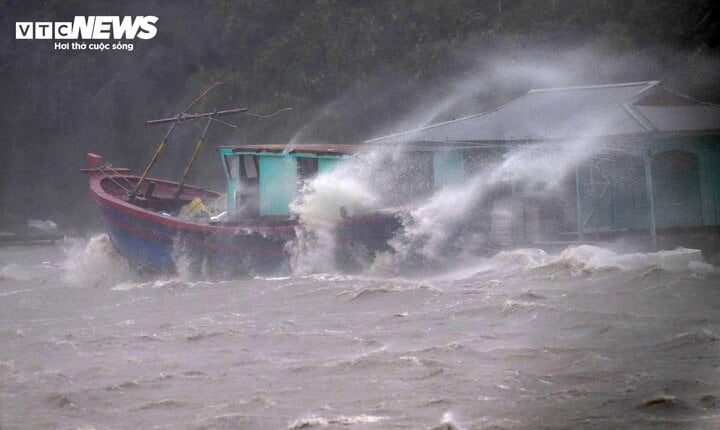 Sóng to, gió lớn đánh chìm và cuốn trôi nhiều tàu thuyền ở Quảng Ninh.