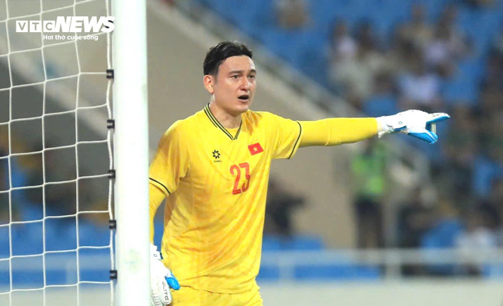 Văn Lâm mất suất bắt chính.