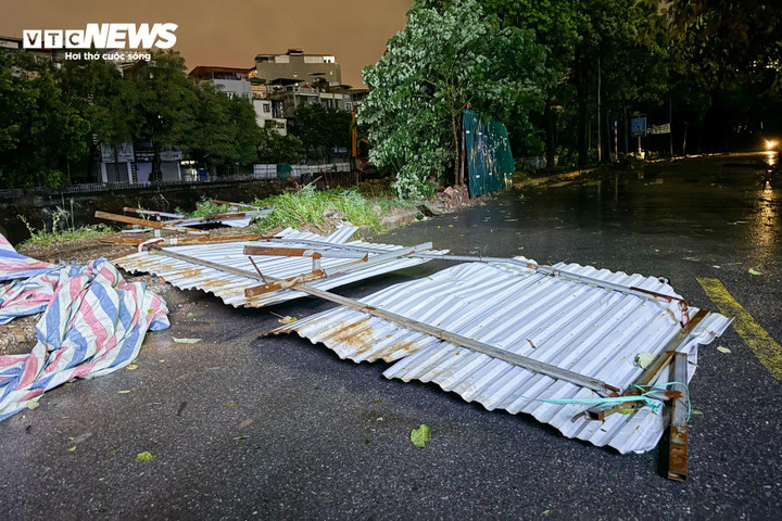 Đường phố Hà Nội tan hoang trong bão.
