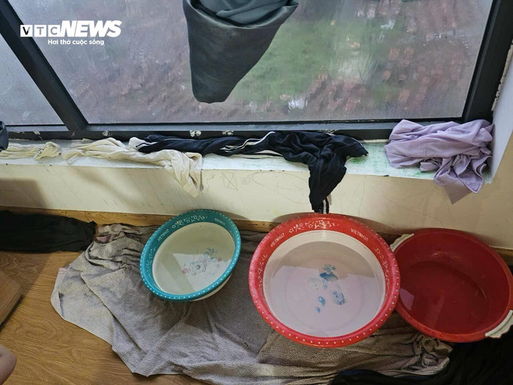 Chỉ trong vòng 1 tiếng, gia đình anh Đông ở chung cư Gelexia Riverside (quận Hoàng Mai) đã hứng 5 chậu nước đầy. Anh chia sẻ đây là lần đầu tiên chứng kiến trận mưa bão, gió giật khủng khiếp đến vậy.