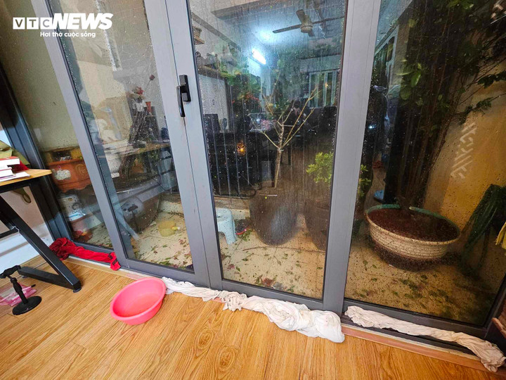 Tối 7/9, bão số 3 đổ bộ Hà Nội, trời mưa lớn kèm gió rít liên hồi. Nhiều căn hộ chung cư bị mưa lớn tạt vào cửa kính ở ban công và logia.