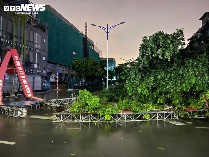 TRỰC TIẾP: Bão Yagi quét qua Hà Nội, gió rít liên hồi - Ảnh 1.