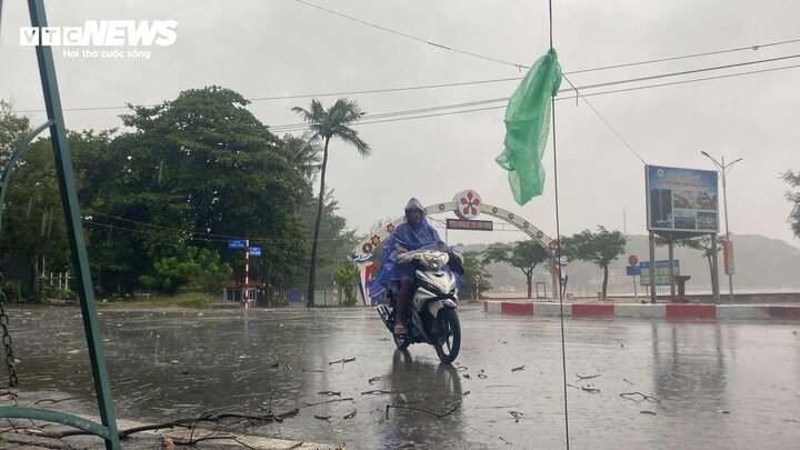 Dọc theo bãi biển Đồ Sơn, lác đác người dân đi ô tô, xe máy ra đường trong thời tiết xấu.