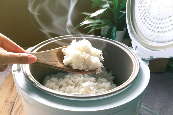 Hâm cơm nguội đúng cách bằng nồi cơm điện: Nên rưới thêm một ít nước lên bề mặt cơm để tạo độ ẩm và làm cơm mềm hơn. (Ảnh: OvenSpot)