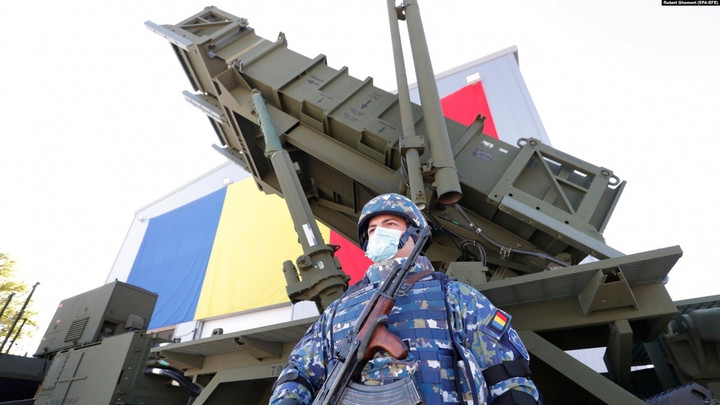 Một người lính Romania canh gác hệ thống tên lửa Patriot. (Ảnh: rferl.org)