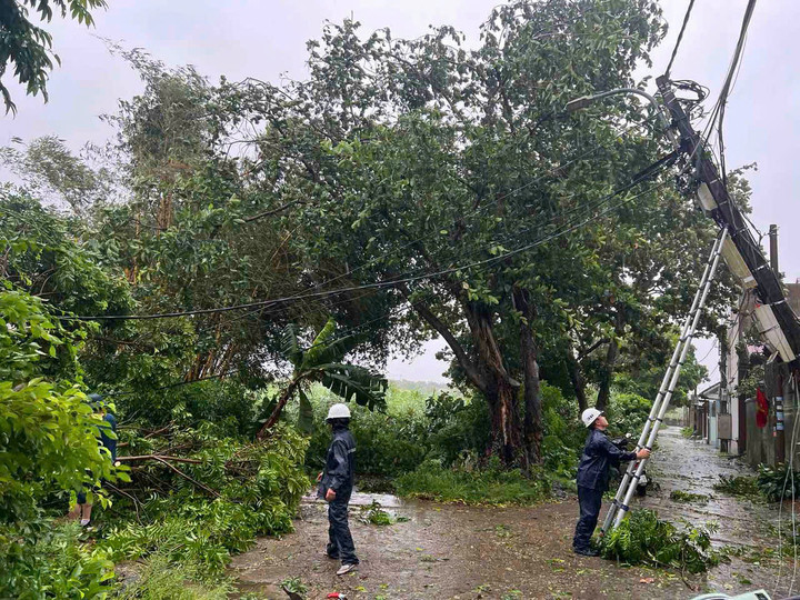 Cán bộ EVNHANOI lập tức đến hiện trường khắc phục hậu quả do thiên tai gây ra.